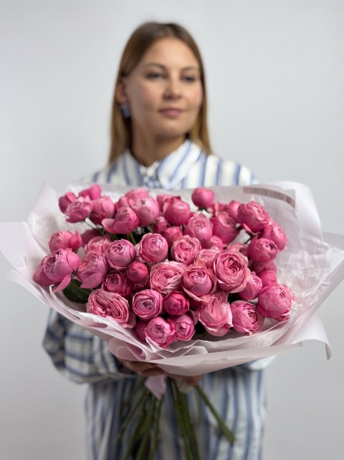 Монобукет из 15 кустовых пионовидных роз Сильва